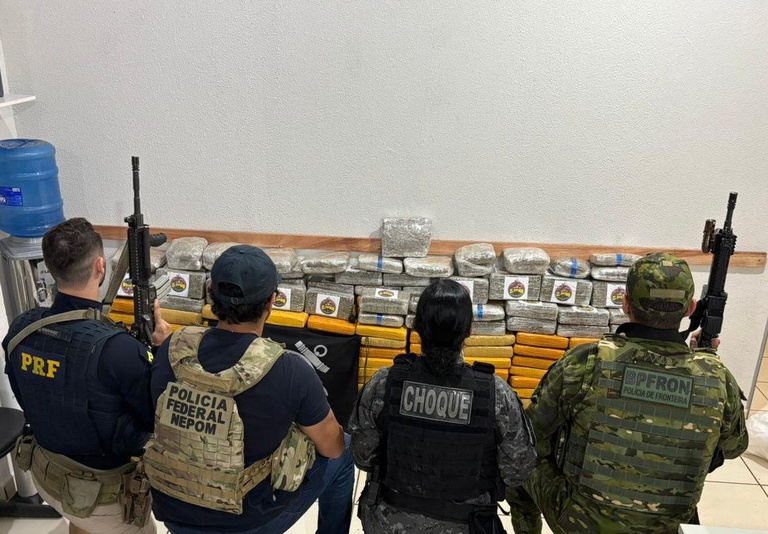 PF prende dois suspeitos e apreende 400 kg drogas e arma de fogo no Rio Madeira