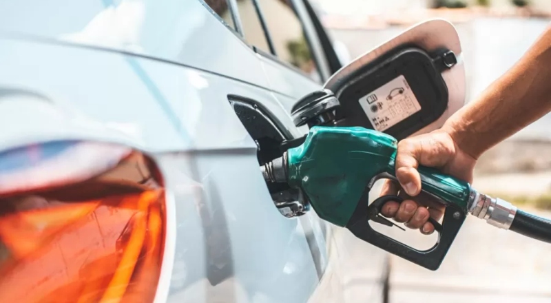 Petróleo dispara 13% e gasolina pode subir até R$ 0,29 por litro no Brasil