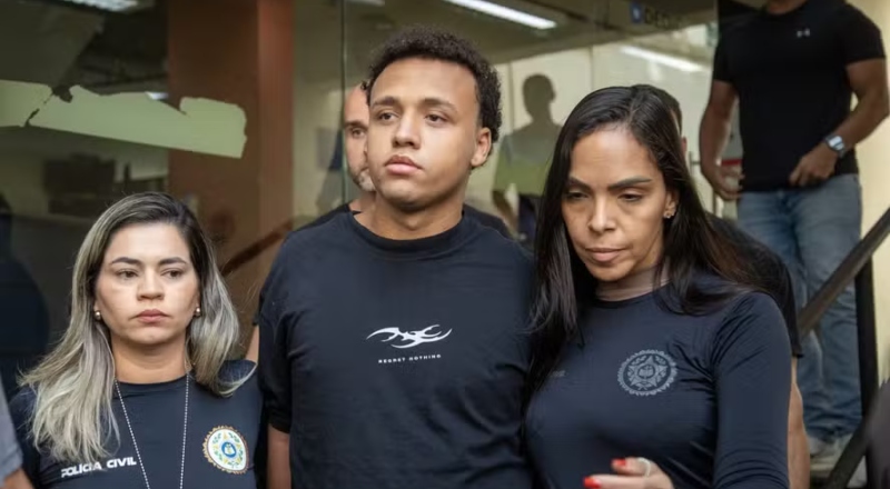Preso por estupro coletivo usa camisa com frase “não se arrependa de nada”