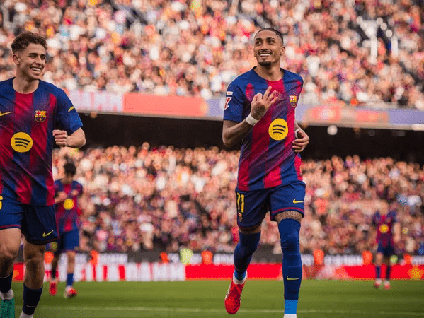 Raphinha marca três pelo Barcelona antes da lista de Ancelotti