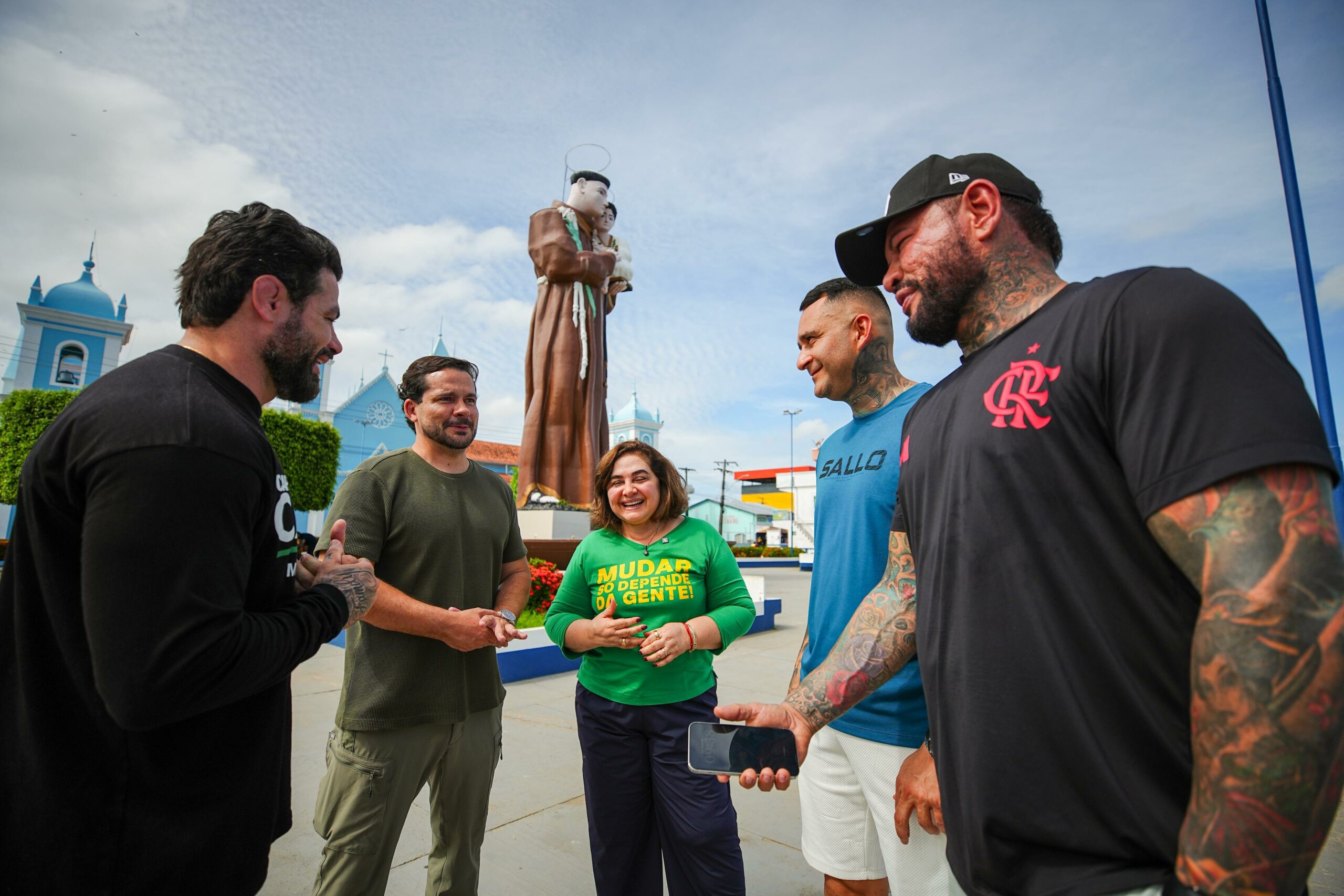 Multidão ganha as ruas de Borba para receber a Professora Maria do Carmo e comitiva do PL