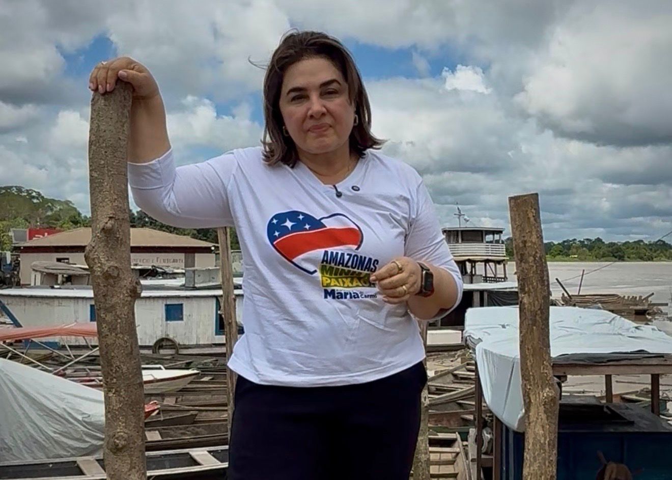 Professora Maria do Carmo mostra realidade de Pauini que ninguém vê: abandono e isolamento pela falta de um porto