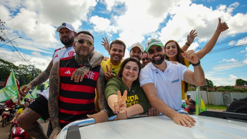 ‘Tropa da Professora’: Maria do Carmo e comitiva arrastam multidão em Itacoatiara