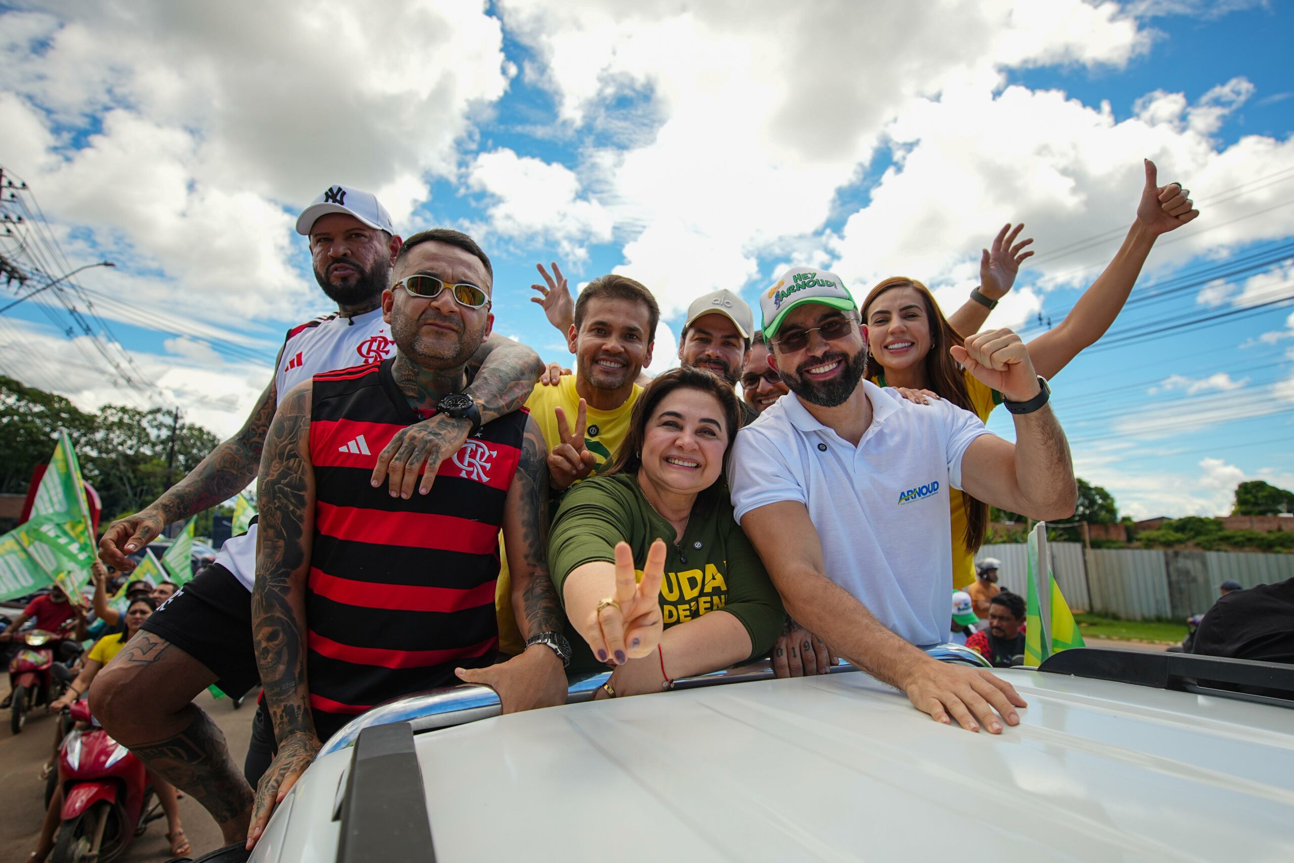 ‘Tropa da Professora’: Maria do Carmo e comitiva arrastam multidão em Itacoatiara