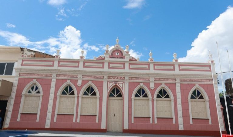 “A leitura faz a gente viajar sem sair do lugar’”, diz estudante sobre a revitalização da biblioteca centenária de Humaitá