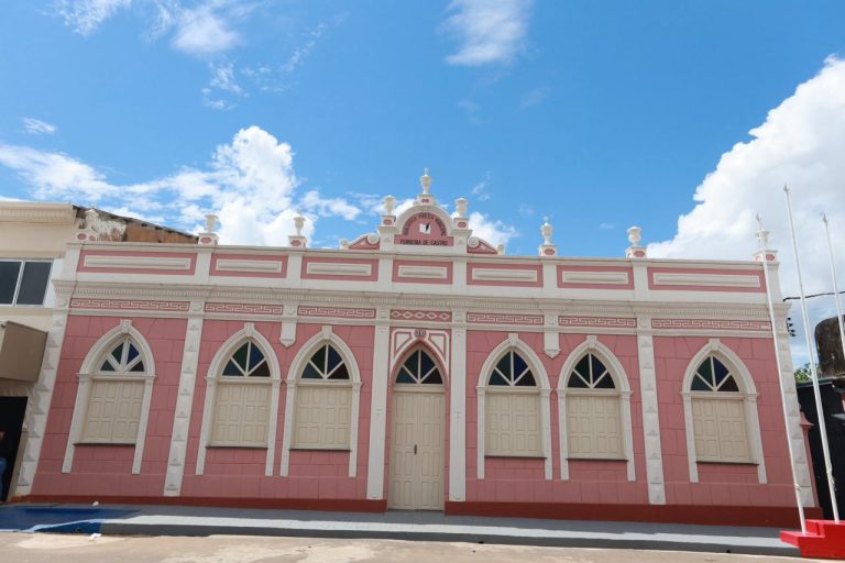 “A leitura faz a gente viajar sem sair do lugar’”, diz estudante sobre a revitalização da biblioteca centenária de Humaitá