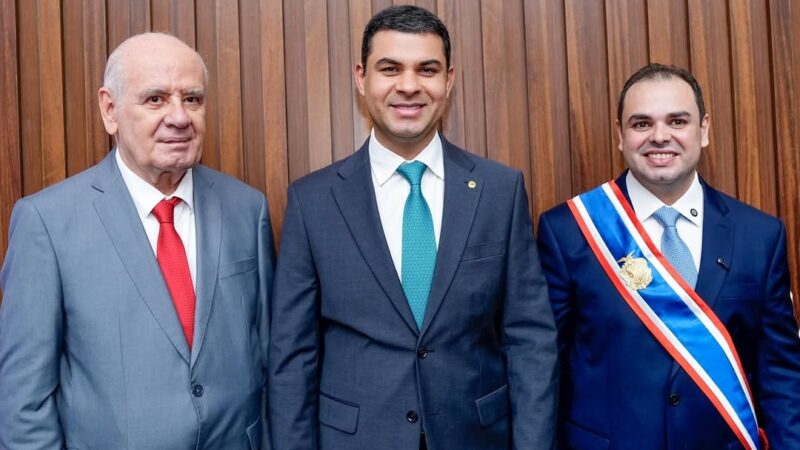 Novo governador do Amazonas toma posse e recebe boas-vindas de ex-colega de parlamento