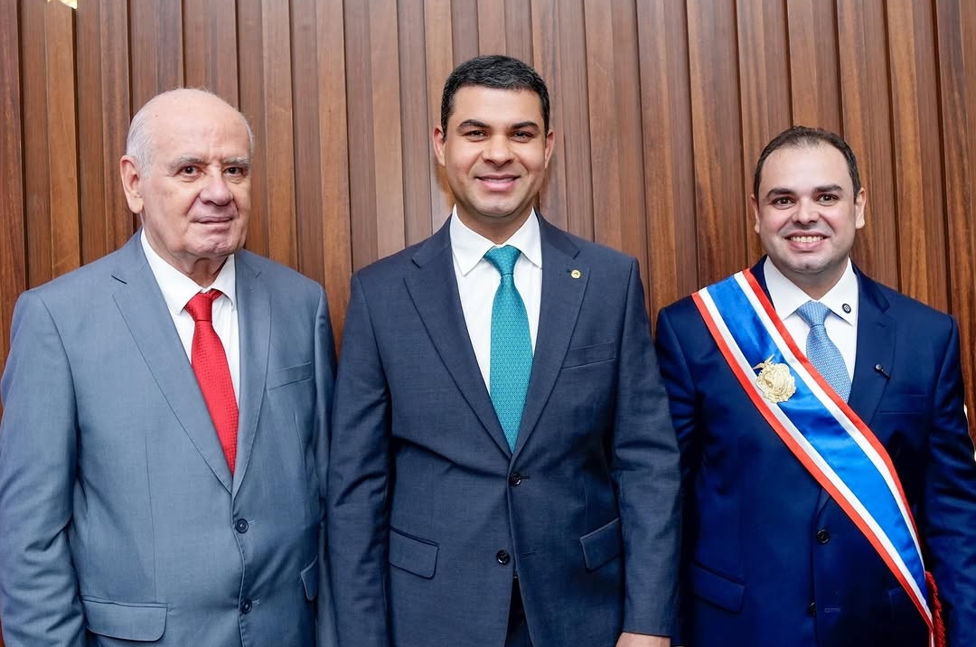Novo governador do Amazonas toma posse e recebe boas-vindas de ex-colega de parlamento