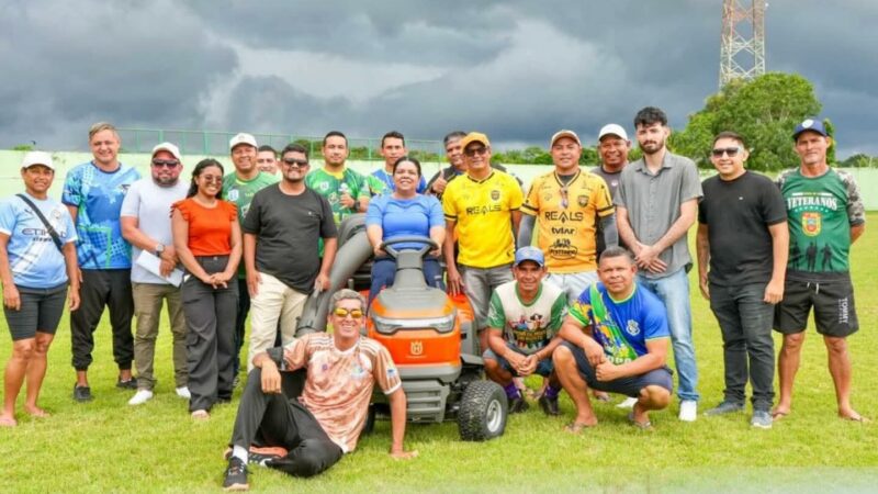 Prefeita Arací Cunha recebe novo carrinho utilitário para manutenção do Estádio Ivanoel Nogueira