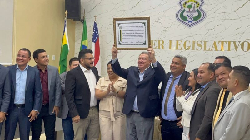 Átila Lins recebe título de Cidadão Novolindense em sessão solene na Câmara Municipal