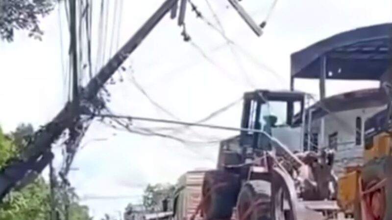 Carreta derruba poste e bloqueia via na Zona Oeste de Manaus