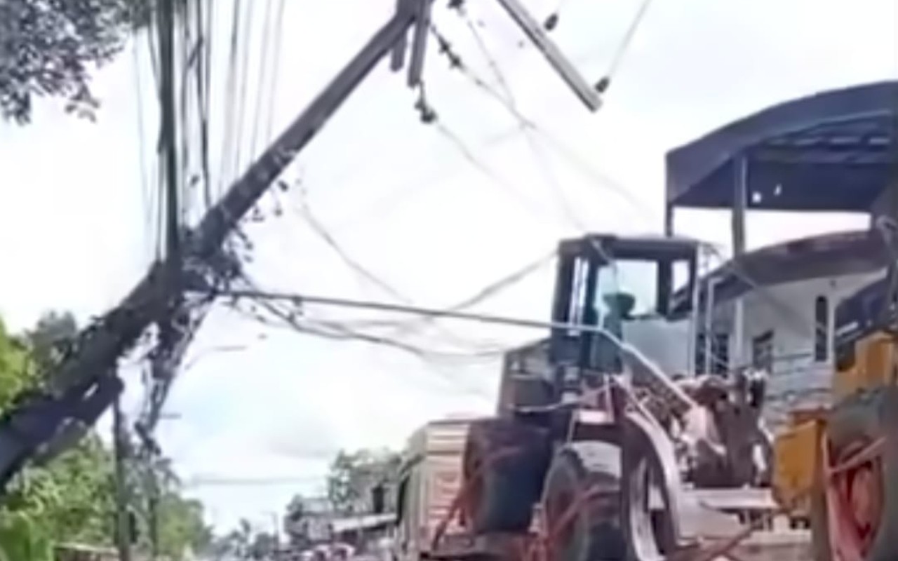 Carreta derruba poste e bloqueia via na Zona Oeste de Manaus