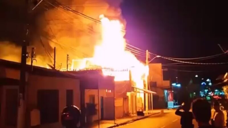 Incêndio destrói parte de casa no Centro de Parintins
