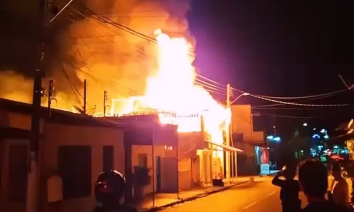 Incêndio destrói parte de casa no Centro de Parintins