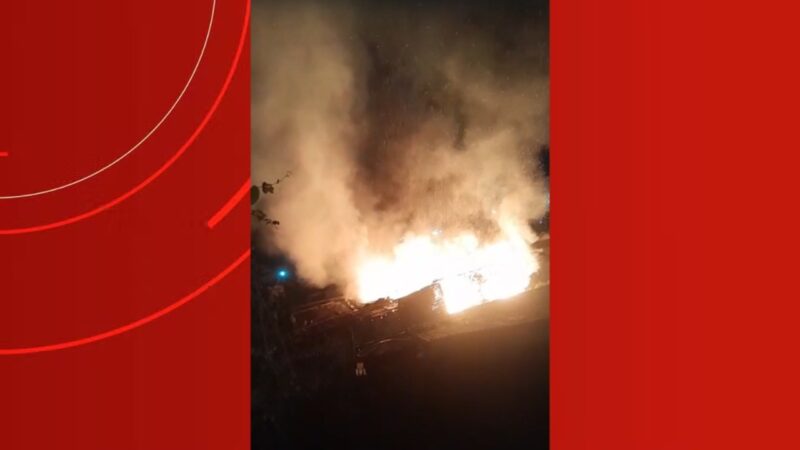 Fogo destrói duas casas e danifica outras em Manacapuru