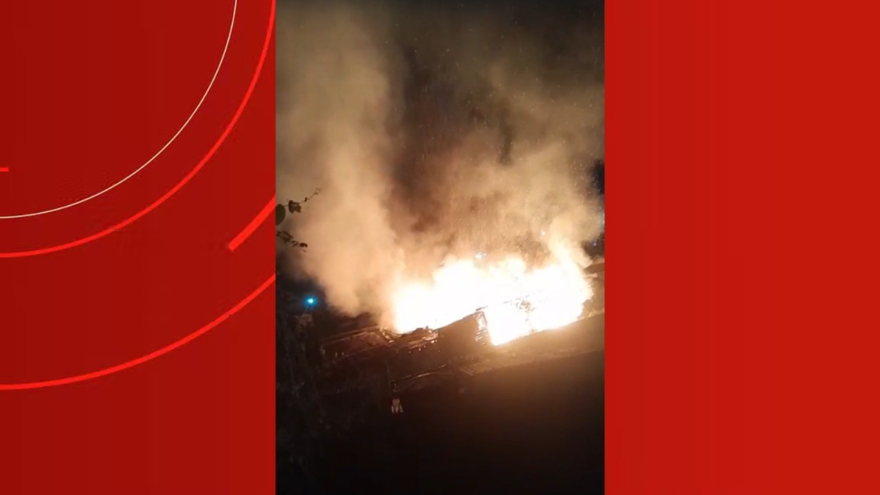 Fogo destrói duas casas e danifica outras em Manacapuru