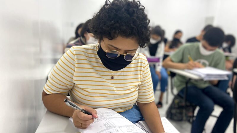 Só 1,4% de jovem pobre no AM chega à faculdade, diz estudo