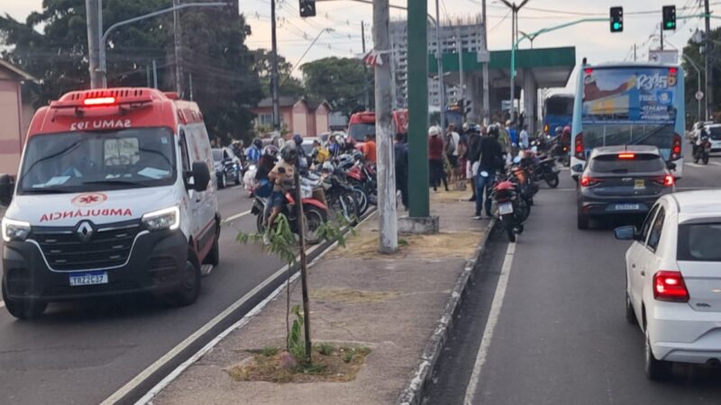 Colisão entre motos deixa feridos na Constantino Nery