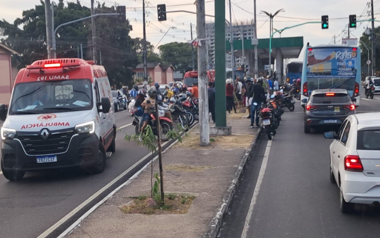 Colisão entre motos deixa feridos na Constantino Nery