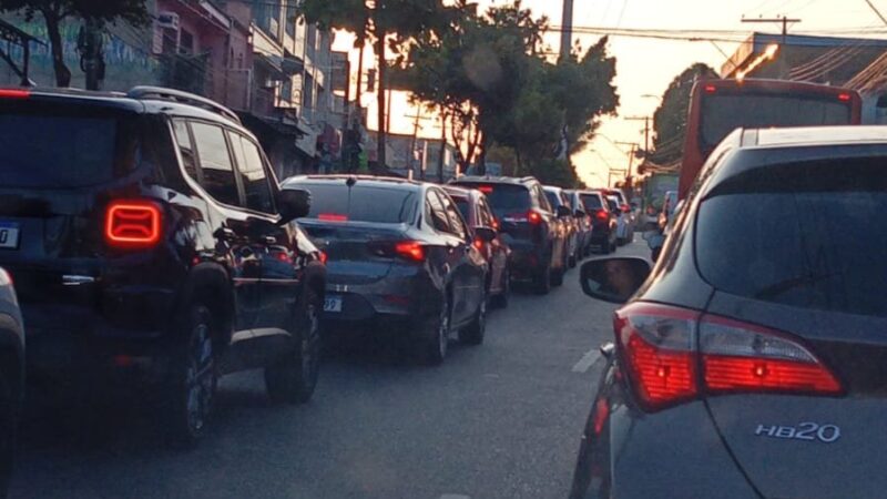 Greve no Transporte Especial bloqueia avenidas e deixa trânsito caótico em Manaus