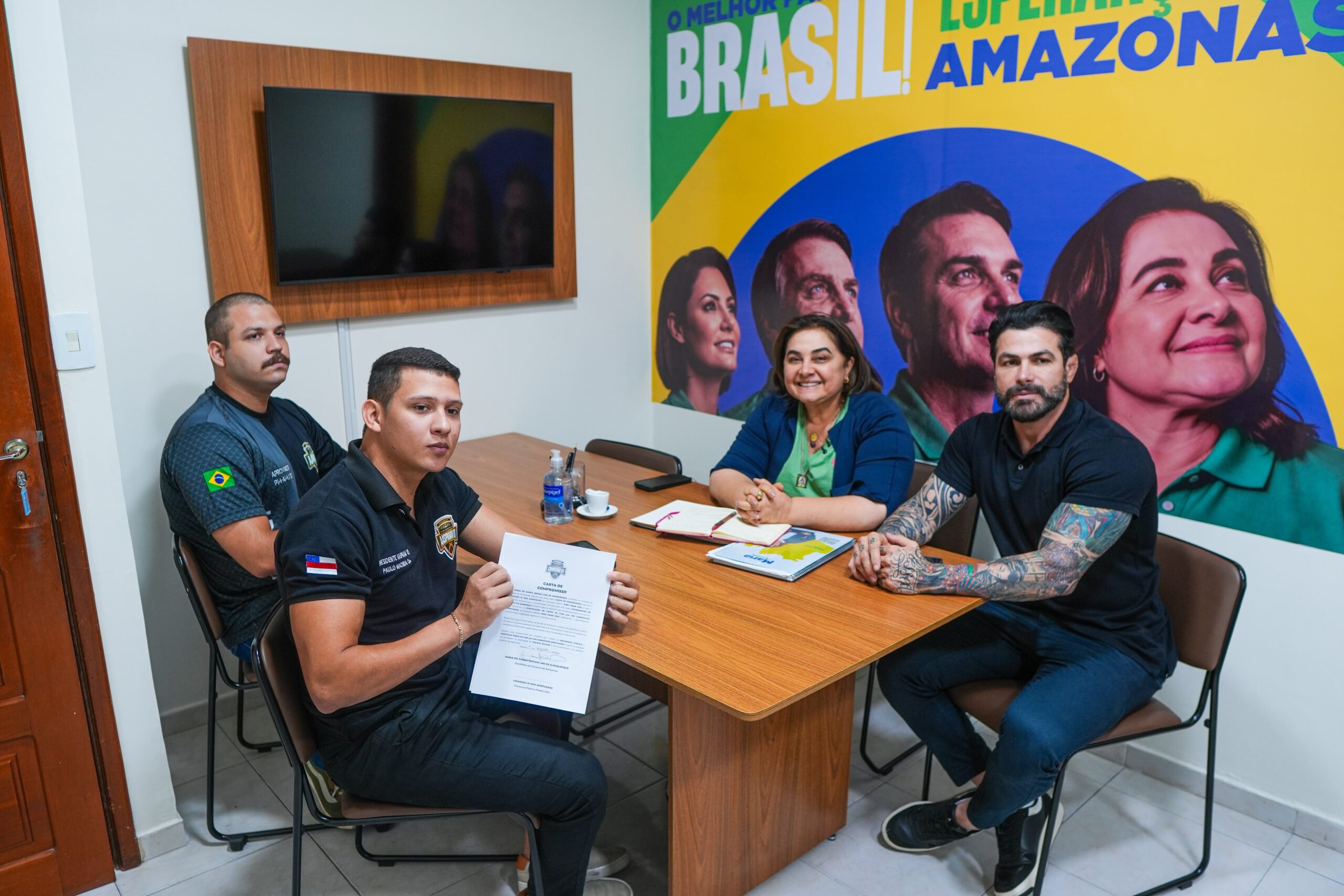 Professora Maria do Carmo assina Carta Compromisso para chamamento de aprovados no Concurso da PM-AM