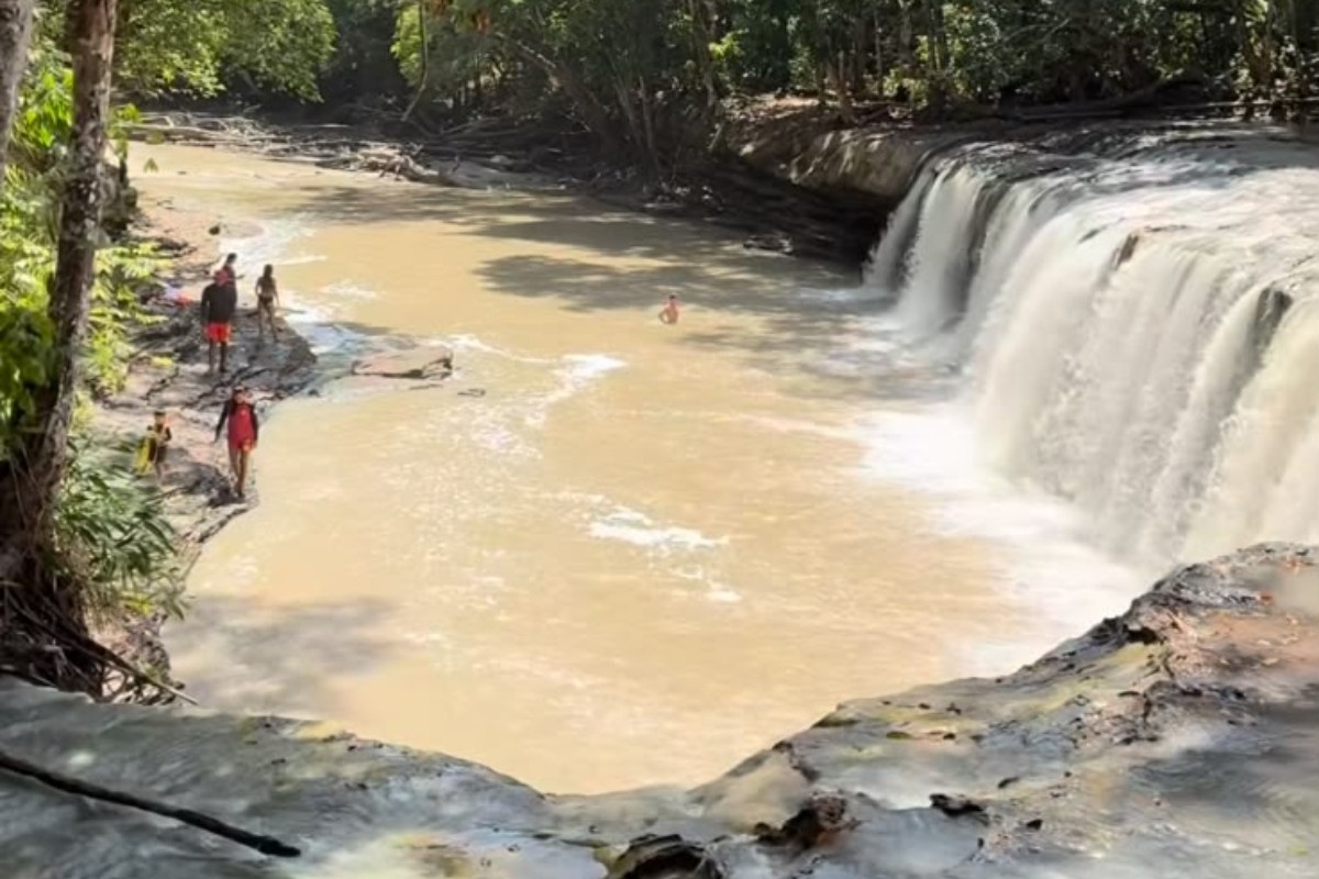 Entenda o que deixou barrenta a água da Cachoeira Natal, atração turística do Amazonas