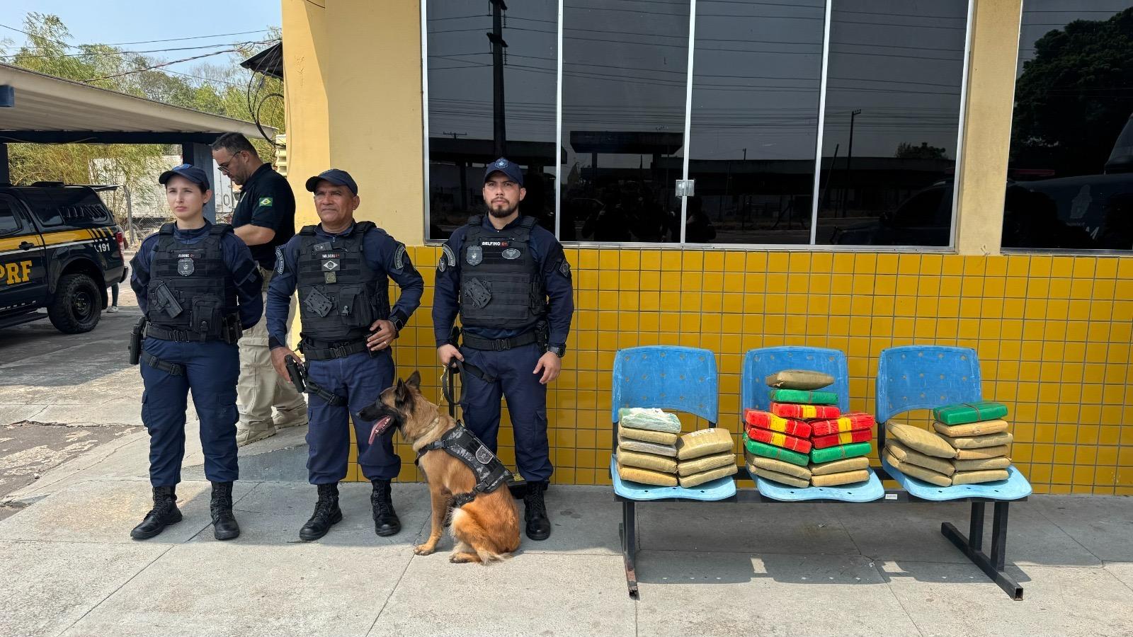 PRF apreende 30 kg de drogas dentro de ônibus na zona Sul de Manaus