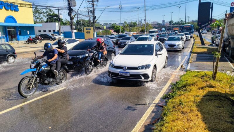 Vazamento de adutora inunda a Torquato Tapajós e congestiona o trânsito em Manaus
