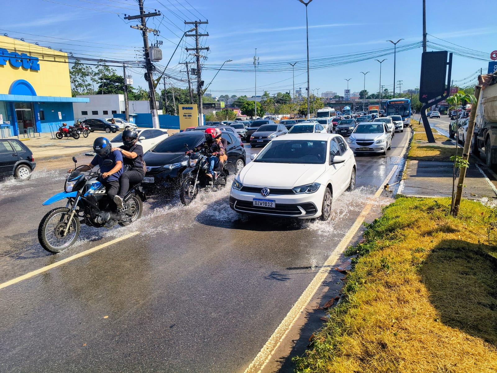 Vazamento de adutora inunda a Torquato Tapajós e congestiona o trânsito em Manaus