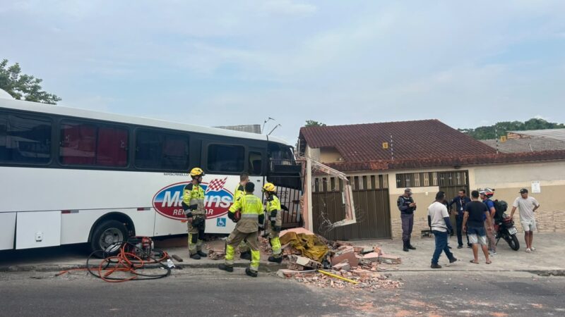 Micro-ônibus bate em muro de casa no bairro Redenção e motorista fica preso às ferragens