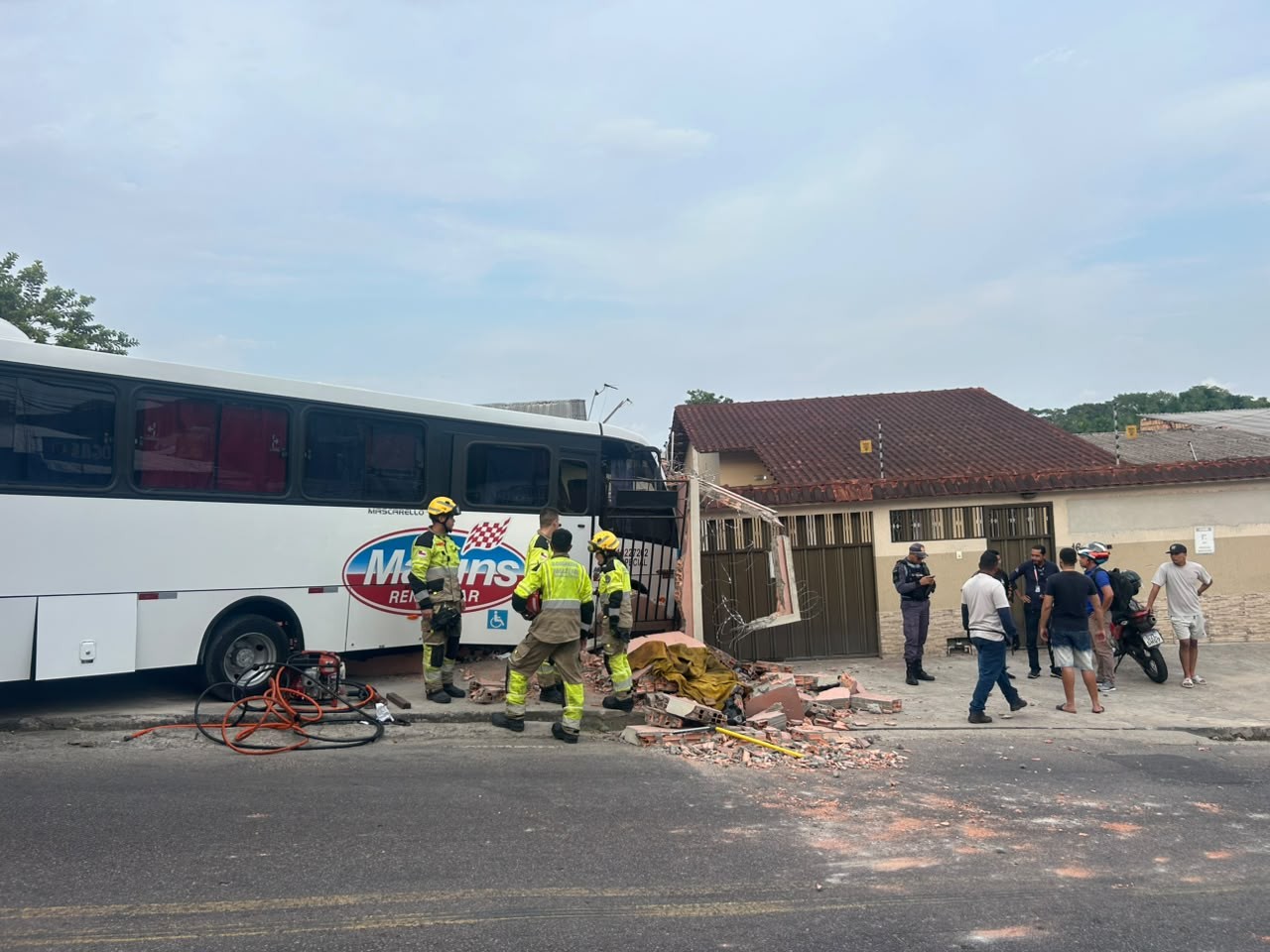 Micro-ônibus bate em muro de casa no bairro Redenção e motorista fica preso às ferragens