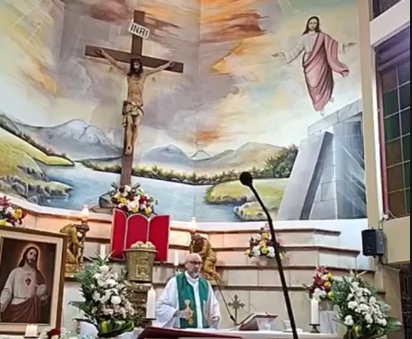 Padre morre após cruz cair sobre ele durante missa em Guayaquil, no Equador