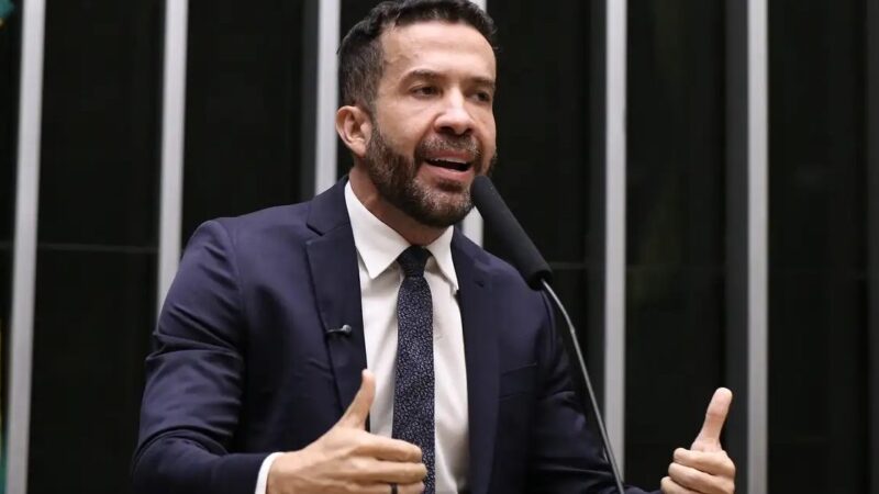 Deputado André Janones é internado com arritmia cardíaca em São Paulo