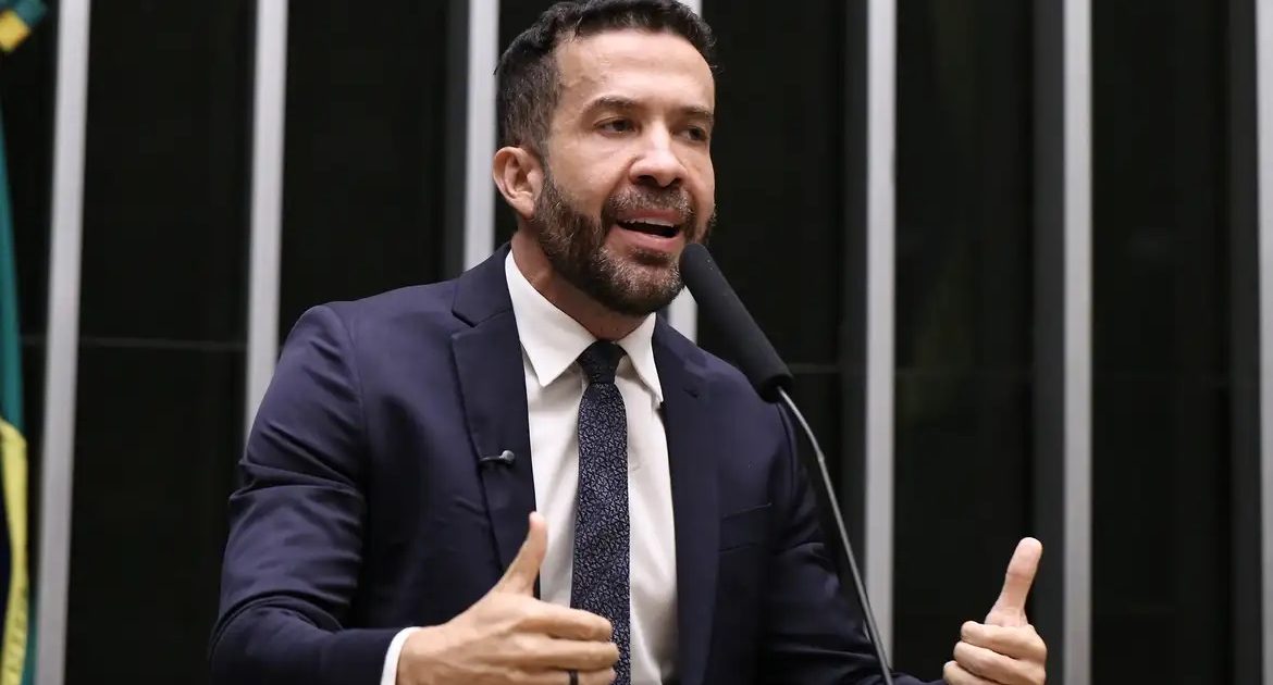 Deputado André Janones é internado com arritmia cardíaca em São Paulo