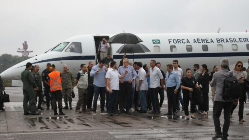 Governo Lula anuncia Forças Armadas, mais aviões e base do SUS no combate às queimadas no Amazonas