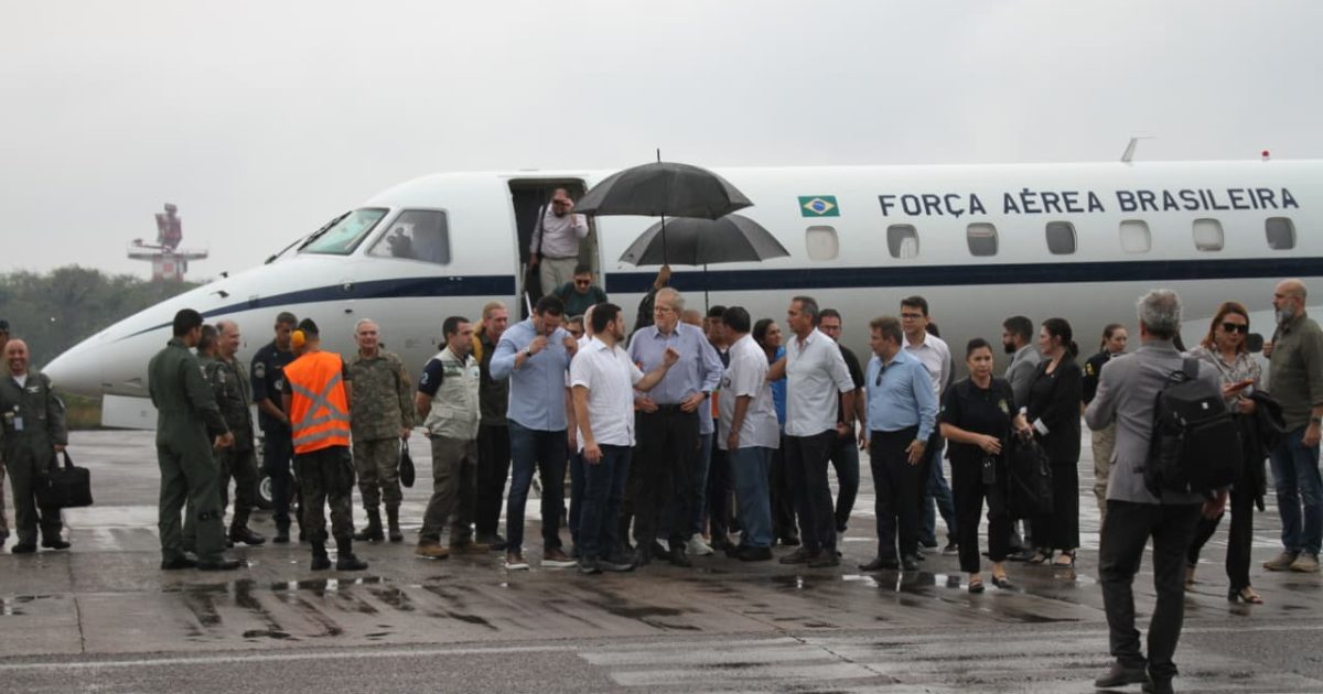 Governo Lula anuncia Forças Armadas, mais aviões e base do SUS no combate às queimadas no Amazonas