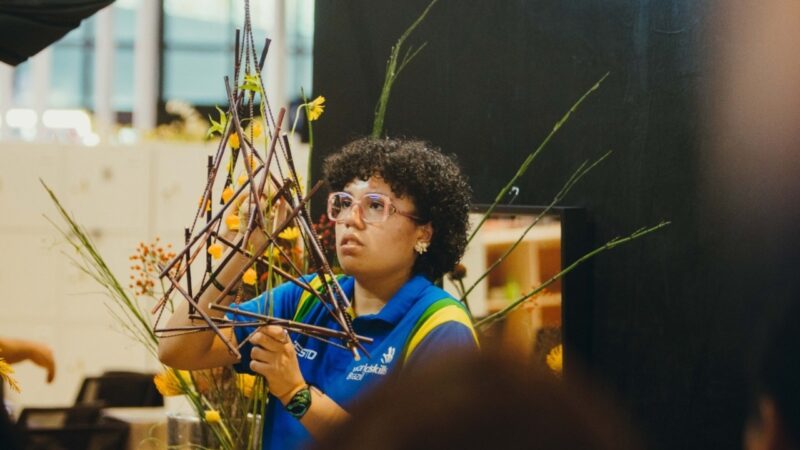 Amazonense Karol Casique representa o Brasil como florista na WorldSkills Xangai 2026