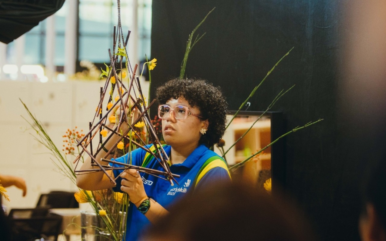 Amazonense Karol Casique representa o Brasil como florista na WorldSkills Xangai 2026