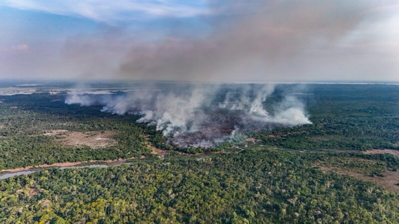 Incêndio no Lago do Canaçari, em Itacoatiara, já consumiu 686 hectares de mata