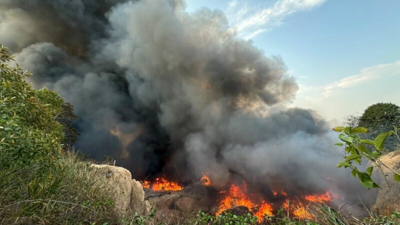 Incêndio de grandes proporções atinge área de vegetação e lixo no Distrito Industrial de Manaus