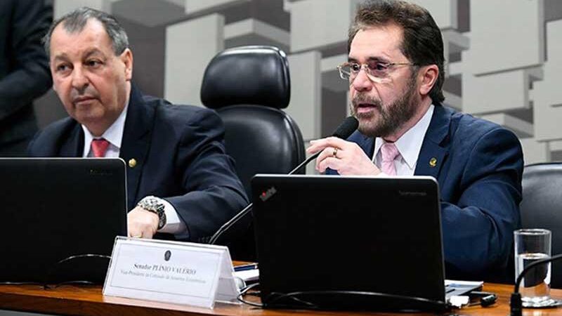 Plínio Valério declara voto em Omar Aziz e evidencia divisão do eleitorado de direita