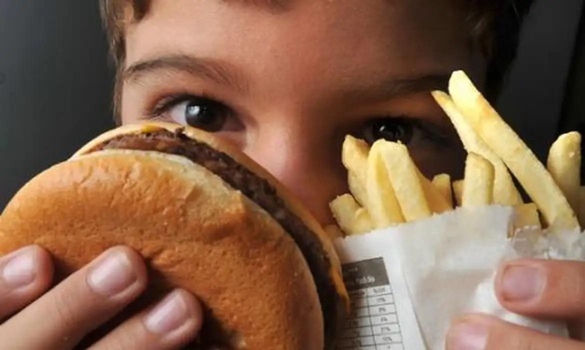 OMS lança primeiro guia para enfrentar a obesidade em crianças e adolescentes