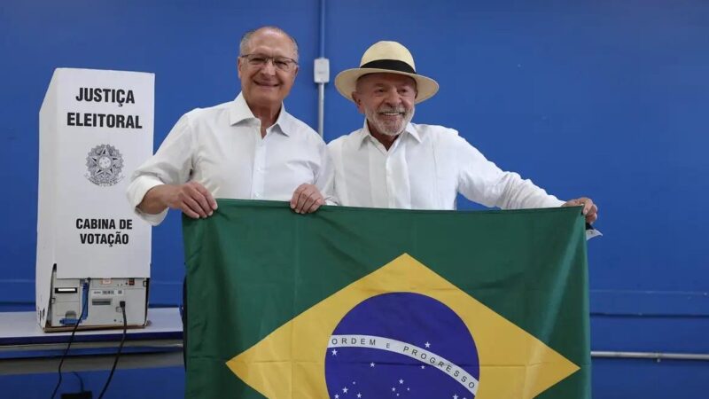 Mendonça dá 24 horas para plataformas removerem posts falsos sobre Lula e a bandeira do Brasil