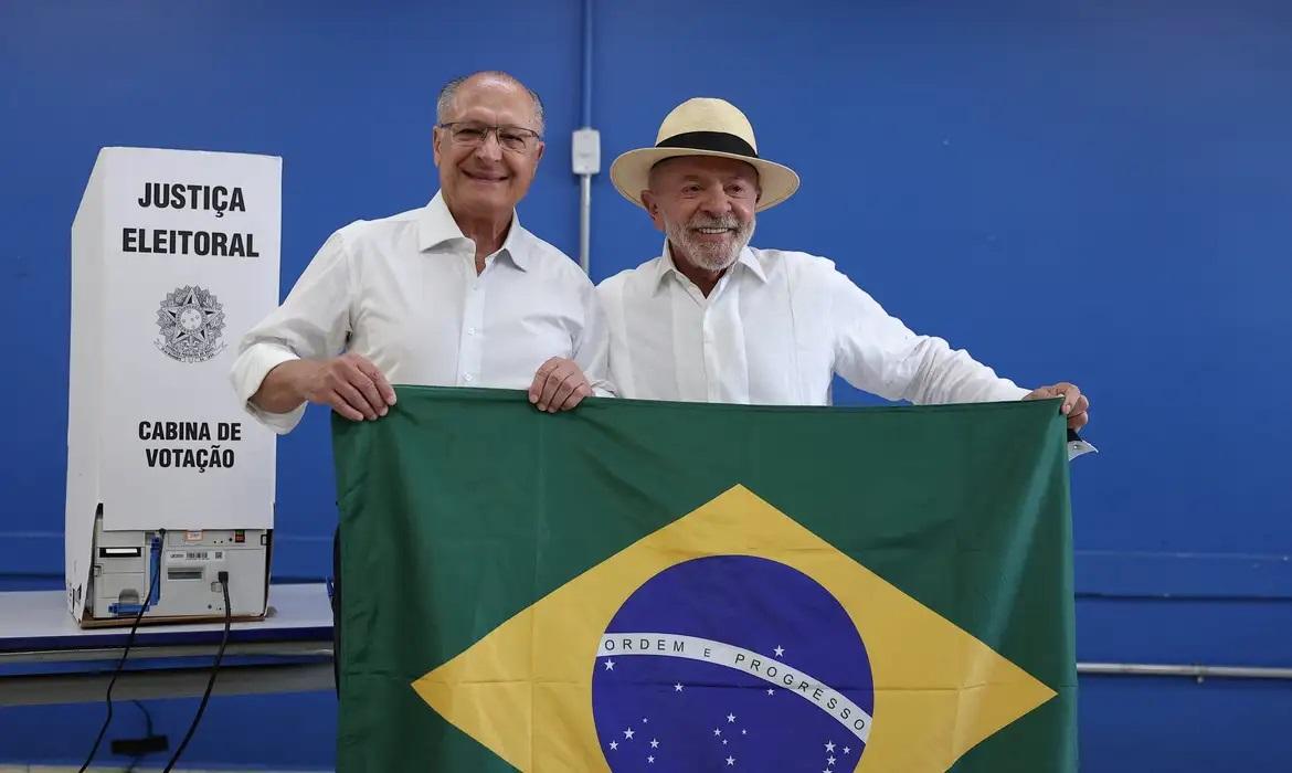 Mendonça dá 24 horas para plataformas removerem posts falsos sobre Lula e a bandeira do Brasil