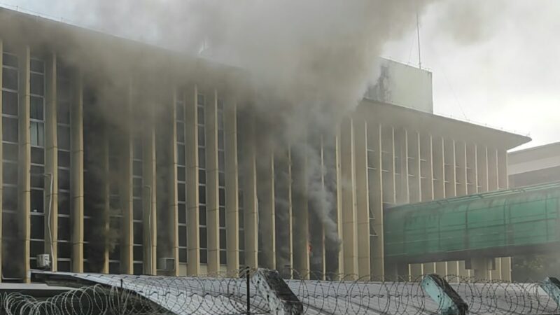 Incêndio atinge agência da Caixa dentro do prédio da Justiça Federal em Manaus