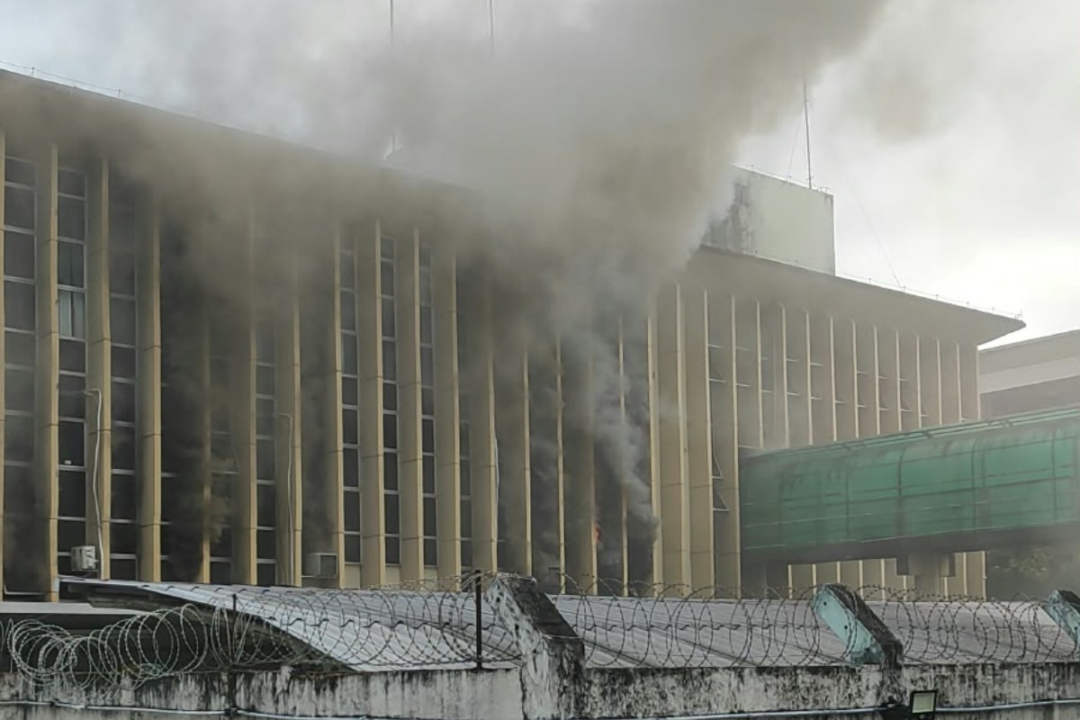 Incêndio atinge agência da Caixa dentro do prédio da Justiça Federal em Manaus