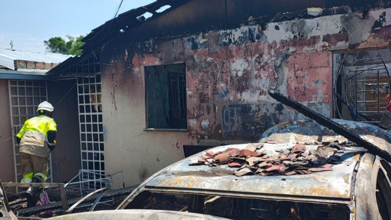 Fogo consome casa e dois veículos na Rua Tanzânia, no Nova Cidade; morador sofre queimaduras