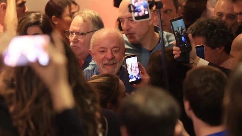 Em primeiro discurso após a vitória, Lula agradece votos e diz que enfrentou interferência de fora