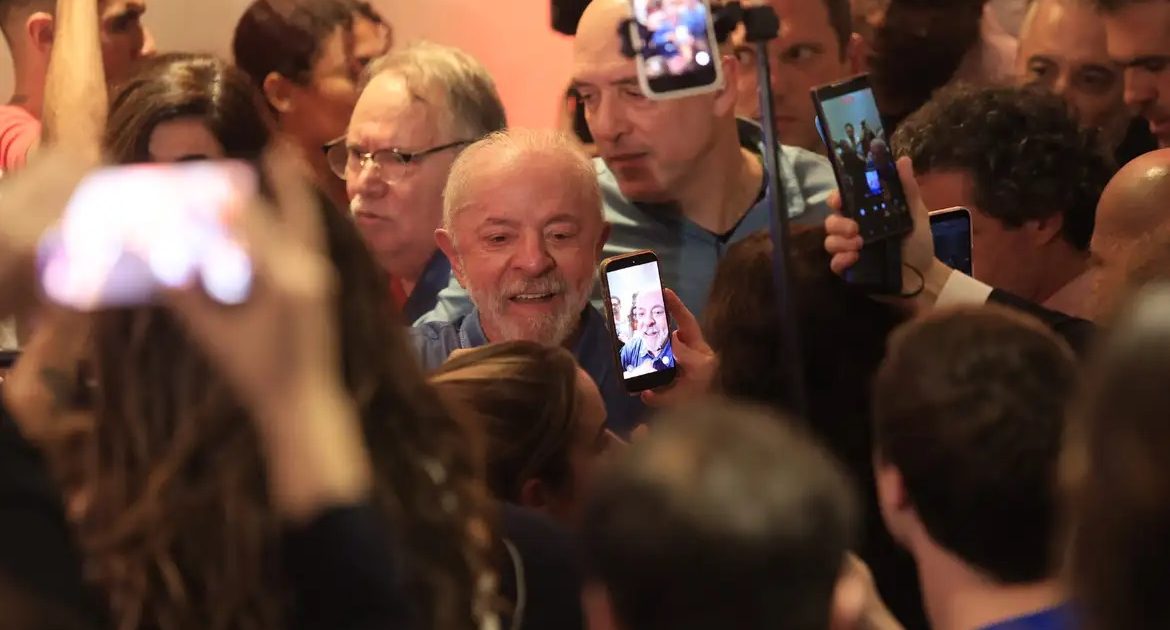Em primeiro discurso após a vitória, Lula agradece votos e diz que enfrentou interferência de fora