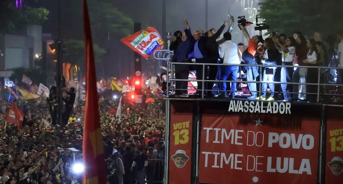 Lula é reeleito com 64 milhões de votos, a maior votação da história para um presidenciável